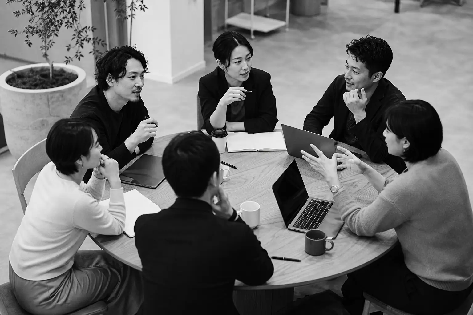 円卓で議論するビジネスマン