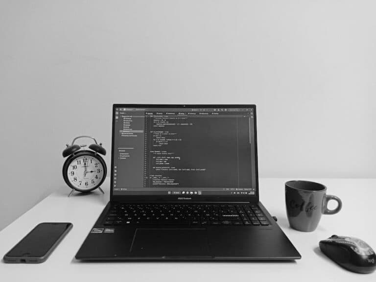 ノートと窓辺の朝のデスク。完璧を求めず、まずAIエージェントを試す経営判断を象徴するイメージ