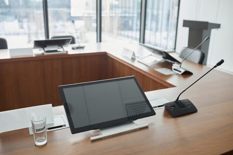 AIに振り切る経営者ほどコミュニティの価値が分かる - 経営者が集う会議室の様子(モノクロ)